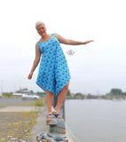 Baumwolljersey Druck Walross mit maritimer Mütze auf blauem Hintergrund mit dezenten weißen Streifen | Fräulein von Julie