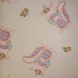 French Terry "Drachenmädchen" kleiner rosa Drachen mit Blumen auf hellbeigem Hintergrund