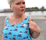 Baumwolljersey Druck Walross mit maritimer Mütze auf blauem Hintergrund mit dezenten weißen Streifen | Fräulein von Julie