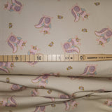 French Terry "Drachenmädchen" kleiner rosa Drachen mit Blumen auf hellbeigem Hintergrund