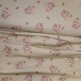 French Terry "Drachenmädchen" kleiner rosa Drachen mit Blumen auf hellbeigem Hintergrund