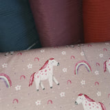Reststück: Baumwolljersey Druck "Manuel" Pferd mit Regenbogen, Blumen auf altrosafarbenem Hintergrund; ca. 0,5m