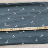 Baumwolljersey Druck grau-blau mit dezenten weißen Ankern und Wellen