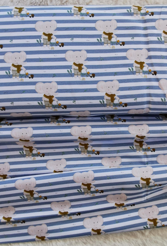 Baumwolljersey Druck kleiner Elefant mit brauner Hose und braunem Schal, auf weißem Grund mit grauen Streifen | Fräulein von Julie