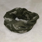 Musselin Druck "Jörn" weiße Baustellenfahrzeuge auf olivgrün