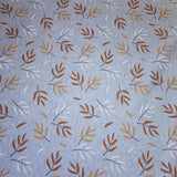 Reststück: weicher & warmer Alpenfleece Druck mit braunen und goldenen Blättern auf hellblauem Hintergrund; ca. 0,7m